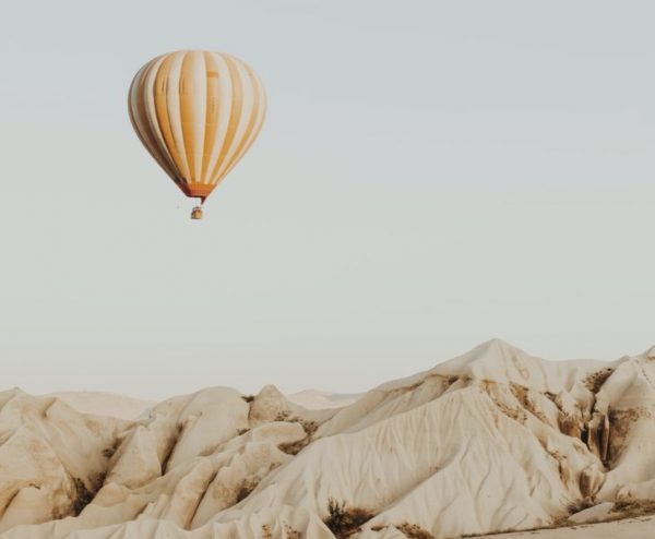 hot-air-balloon-over-desert