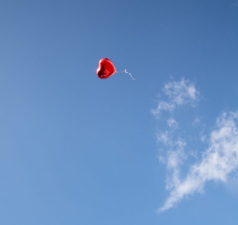 heart-ballon-floating-in-sky